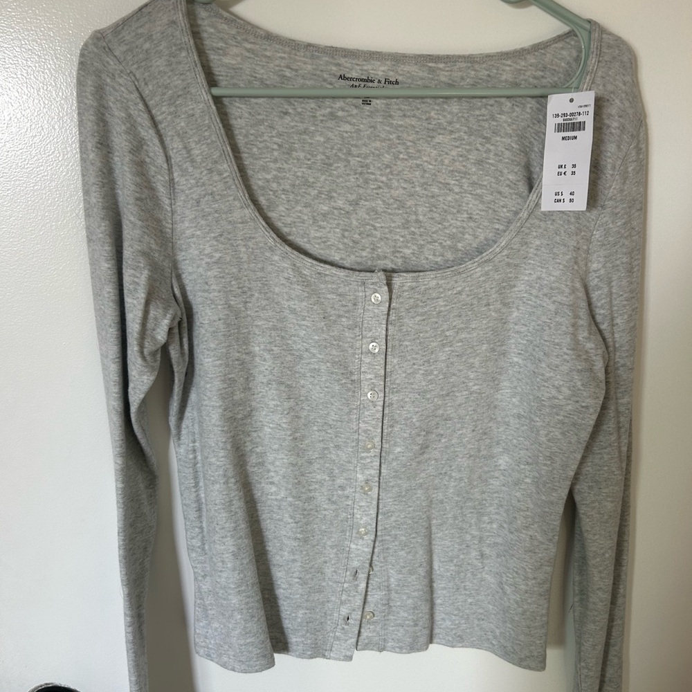 Abercrombie & Fitch Light Gray Scoop Neck Button-Front Long Sleeve Top